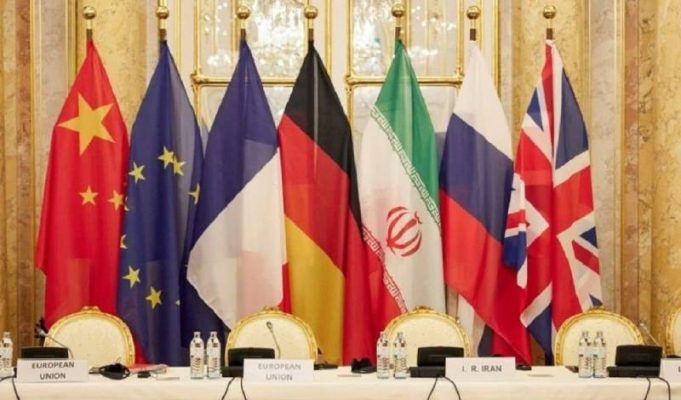 سیستم اتاق کنفرانس چیست و انواع آن کدامند؟ سیستم اتاق کنفرانس و مترجم در اتاق کنفرانس